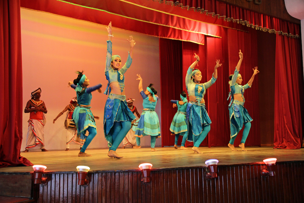 Traditionella dansare på scenen i Kandy, Sri Lanka.